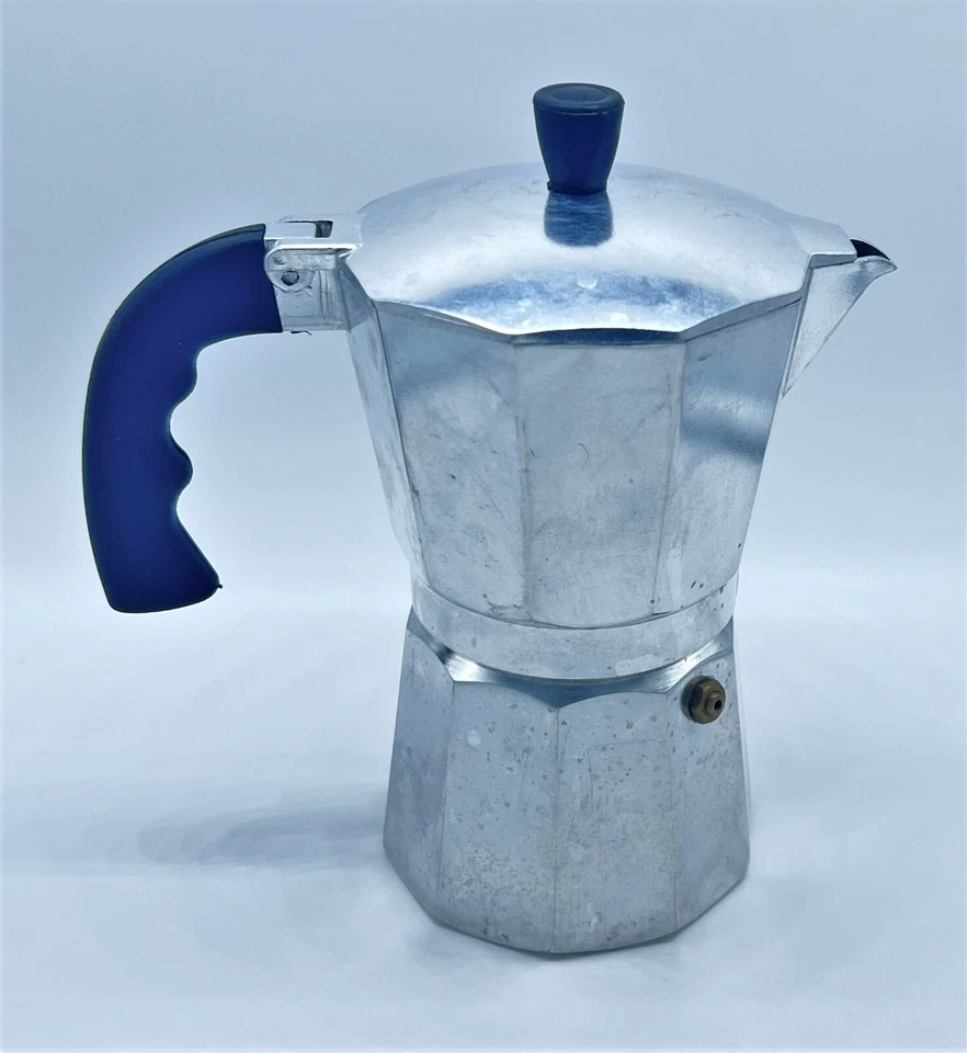 Cafetera espresso IMUSA de aluminio con estufa de 6 tazas Foto 3 de 4