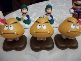 Vintage 1989 NES Nintendo Super Mario Bros Goomba 2" Figurine  Pop-Up Flip Toy