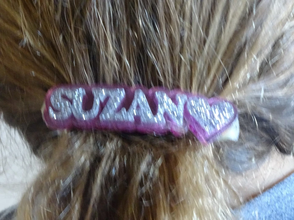 Pasador de pelo personalizado con nombre personalizado con accesorio para el cabello de diseño gratuito Foto 2 de 4