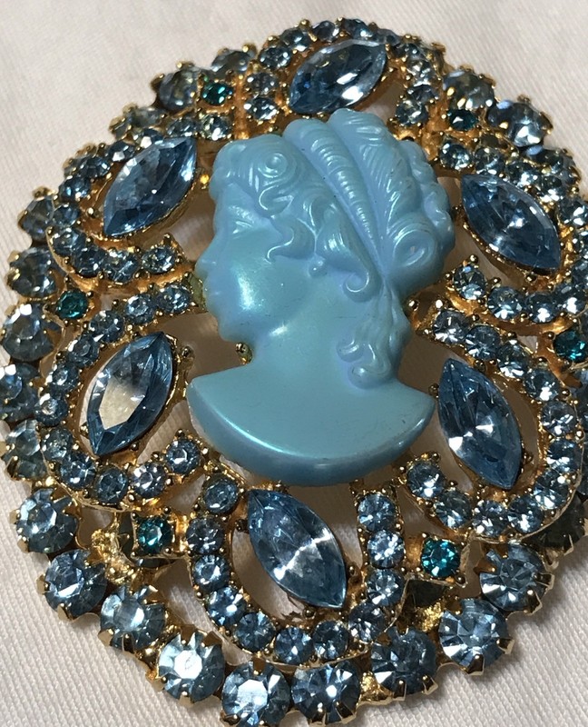 Vintage Juliana Blue Cameo Brooch Oval Glass Stones Gold Tone