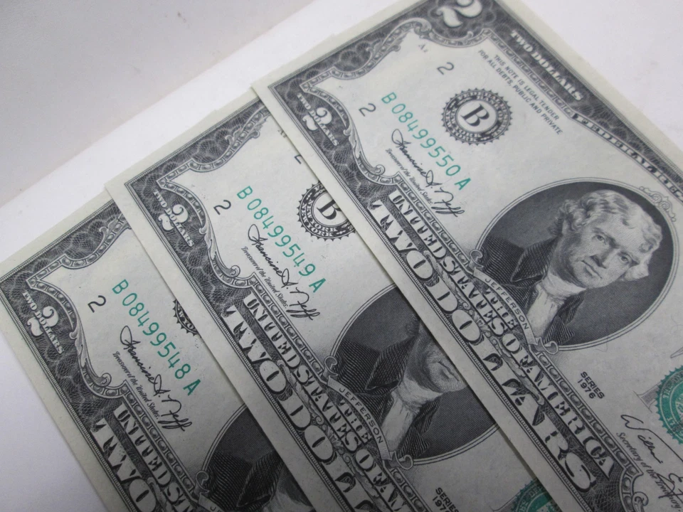 THREE 1976 US $2 FEDERAL RESERVE NOTES- UNC & CONSECUTIVE - Image 2 of 3