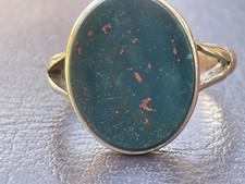 9ct gold and blood stone ring - Featuring an oval-shaped, flat