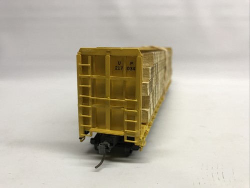 HO Walthers Mainline 72' Opera Centerbeam Union Pacific UP 217034 Lumber Load - Picture 2 of 9