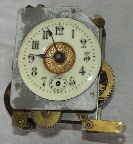 Mécanisme de pendule ancienne, Collection Horlogerie XIXème, Cadran émaillé