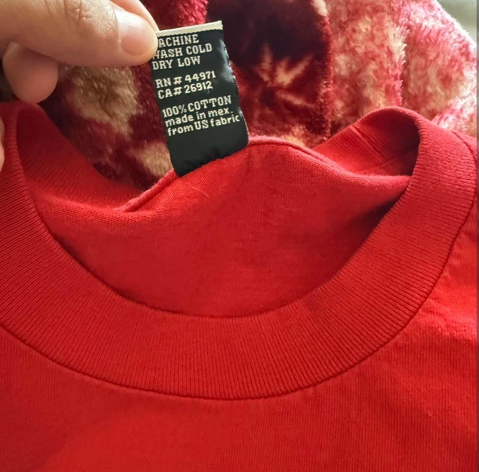 Camiseta roja gráfica Rogue Status RS Foto 3 de 3