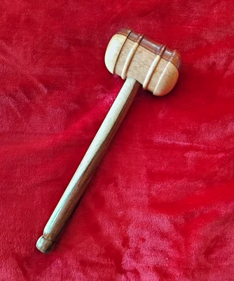 Holzhammer zum Einschlagen eines Cricketschlägers. - Bild 1 von 4