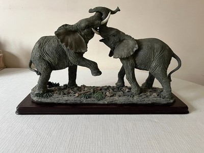 Vintage große Resin Skulptur von 2 Elefanten mit verschlungenen Stämmen
