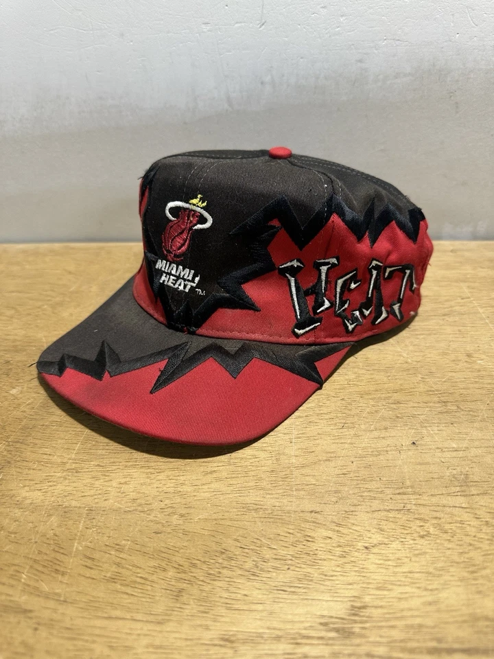 Gorra de colección Miami Heat Drew Pearson Jagged Edge años 90 NBA SnapBac roja negra CM Foto 2 de 4