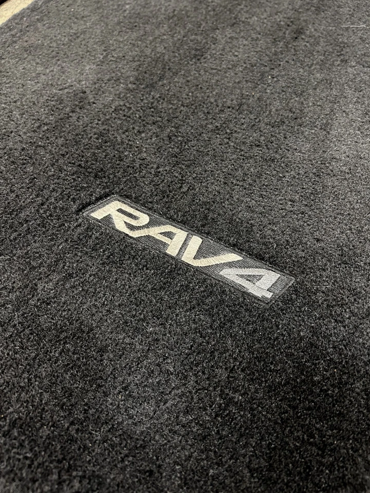 Juego de alfombrillas alfombrillas negras delanteras y traseras originales OEM Toyota RAV4 2013-2018 Foto 2 de 4