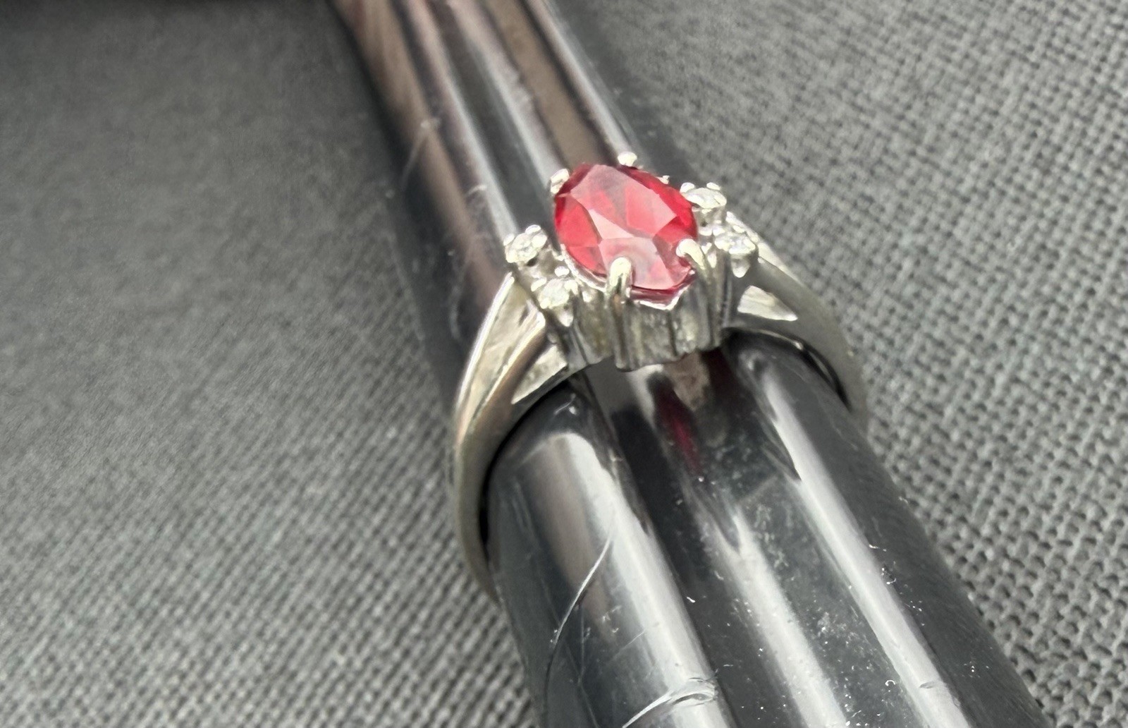 10K GOLD RING RED RUBY?  STONE CLEAR SIDE STONES … - image 7
