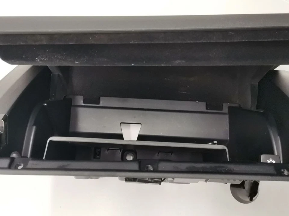 Guantera Volvo V60 2020 31467497 Foto 2 de 4