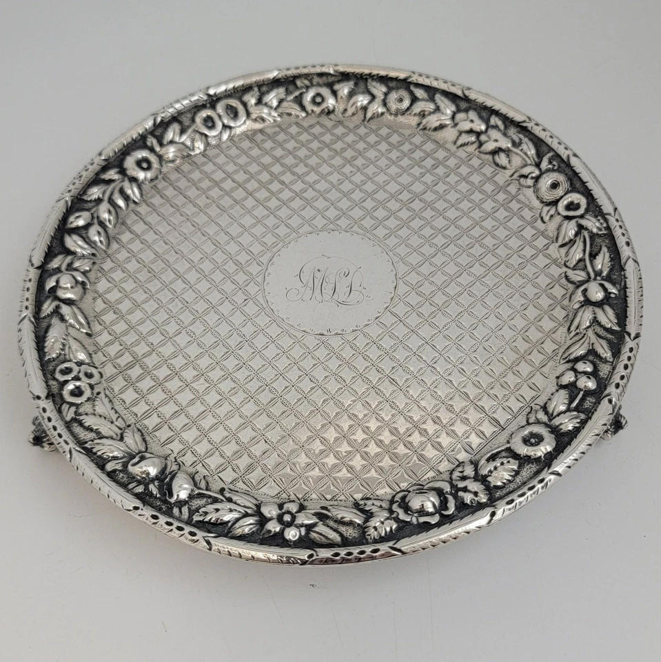Bandeja para tarjetas de plata esterlina Repousse Salver de Gordon & Co. Baltimore Foto 2 de 4