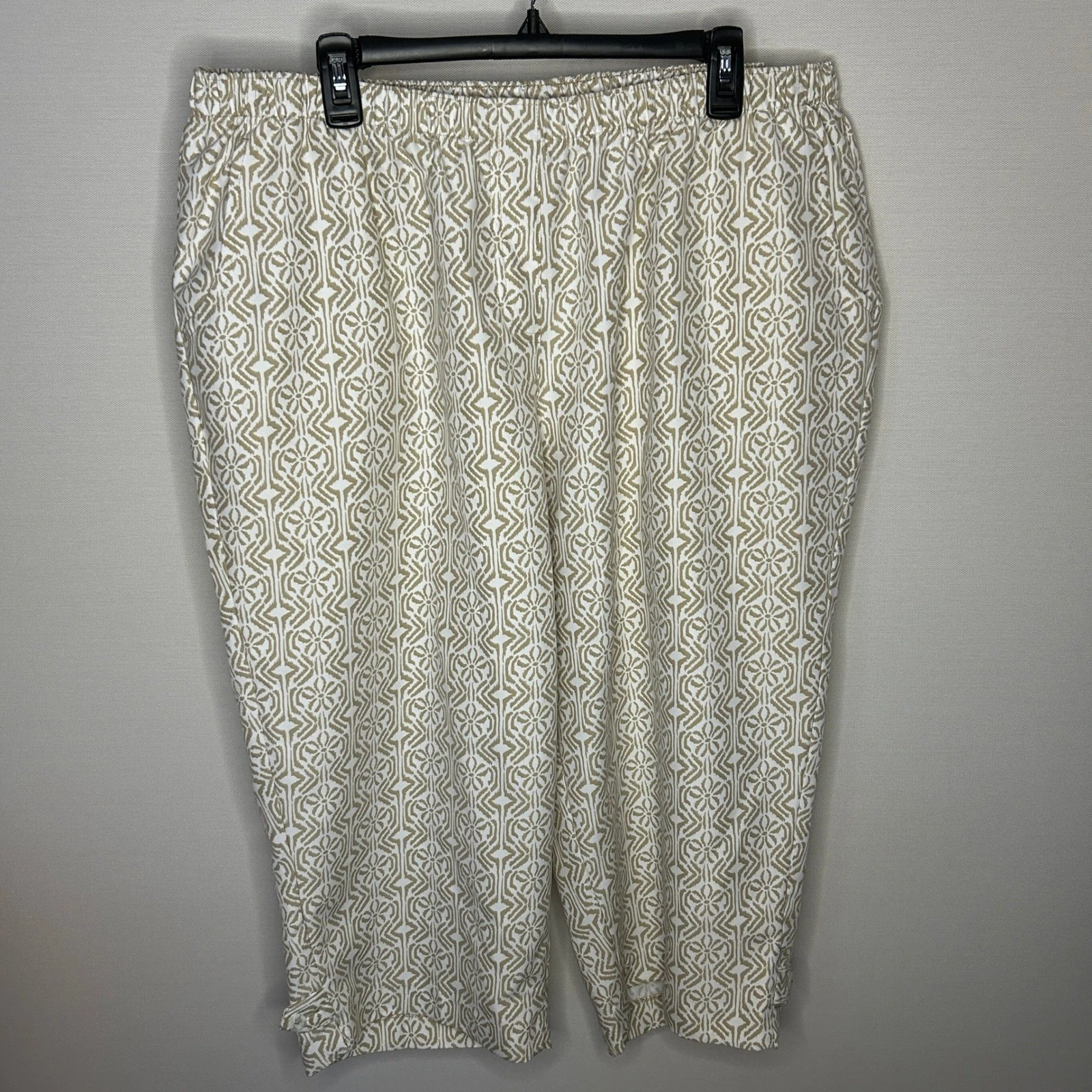 ALIA Capri Pants Beige White Floral Elastic Waist Button Detail Women Plus 20W