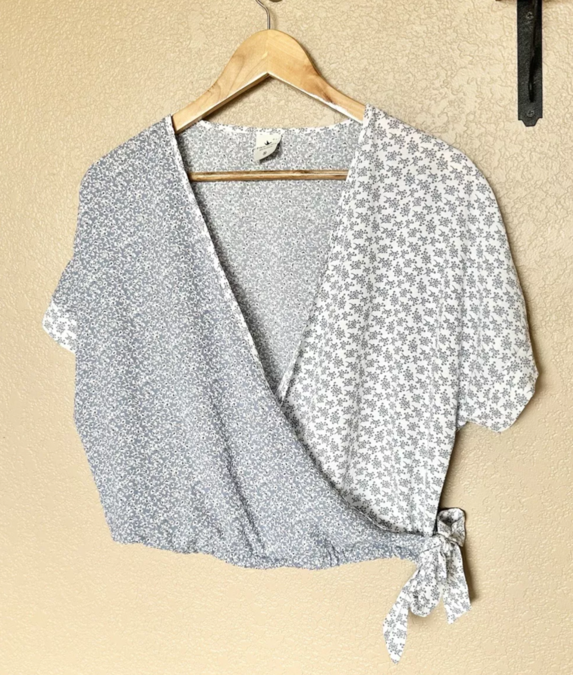 Blue White Floral Paper Crane Side Tie V Neck Cropped Top Women’s Medium