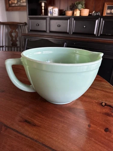 Anchor Hocking Fire King Model 2000 Jadeite Mixing Bowl W/Handle Spout 2.5 Quart
