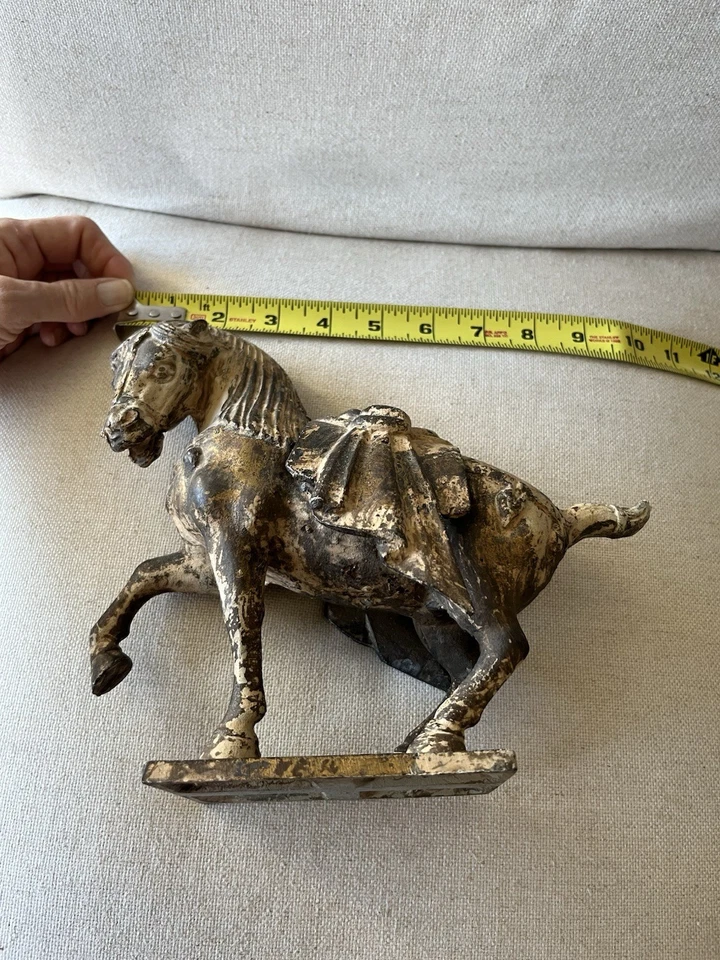 Escultura china vintage de caballo de guerra con silla de hierro de la dinastía Tang Foto 3 de 4