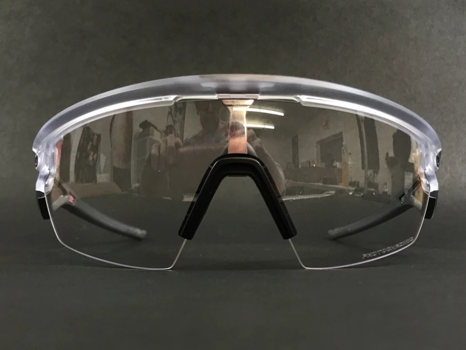 Gafas de sol Oakley Sphaera OO9403-0736 mate transparente con fotocromático negro iridio Foto 2 de 4