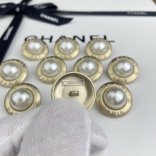 10 CHANEL PARIS BUTTONS GOLD WITH WHITE PEARL METAL 22MM VINTAGE - Picture 3 of 5