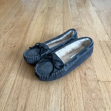 Minnetonka Sherpa Lined Gray Suede Moccasin Slippers Women's Size 8