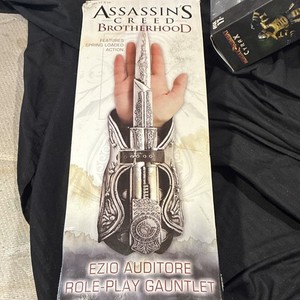 Assassin's Creed Brotherhood Ezio Auditore Role-Play Silver Metal Gauntlet