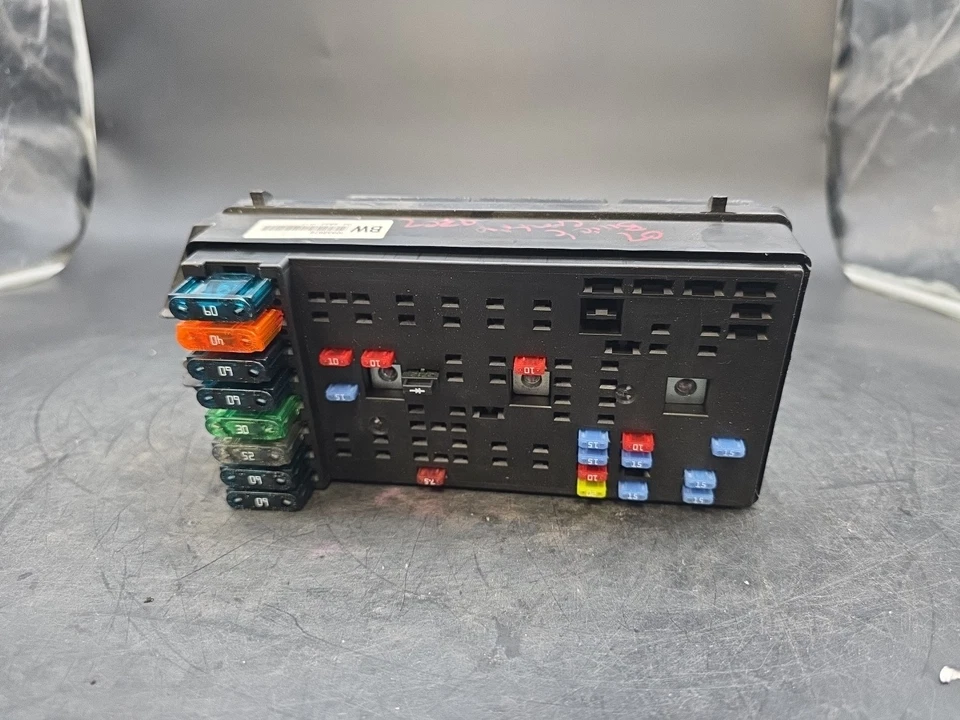 OEM GM Buick Century Main Fuse/Relay Panel Box 10332972 X1-677 - Image 4 of 4