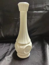 VINTAGE WHEATON EAGLE MEDALLION VASE 9" 4-SIDED MILK GLASS FLUTED Excellent!!!!