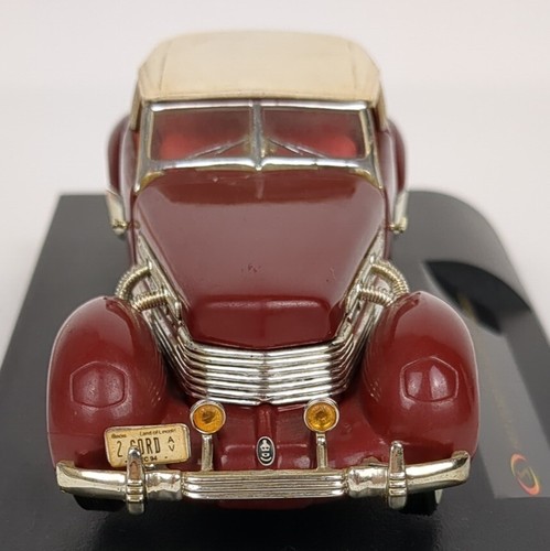 Signature Models 1937 Cord 812 Supercharged Coupe Burgundy 1:32 Scale Diecast - Picture 5 of 10