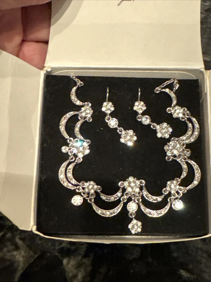 Gargantilla collar de diamantes de imitación Kenneth Jay Lane para Avon plata/T de colección, pendientes nuevos en caja Foto 2 de 4