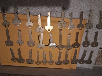 Lot of 31 Safety Deposit Box Keys Used Mosler Diebold Arts & Crafts Decor #3