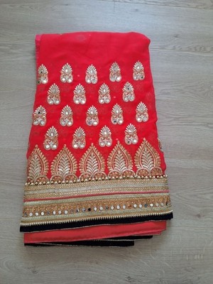 Schwerer pfirsichfarbener indischer Sari mit goldenem und schwarzem Rand - Hochzeitskleidung für Frauen