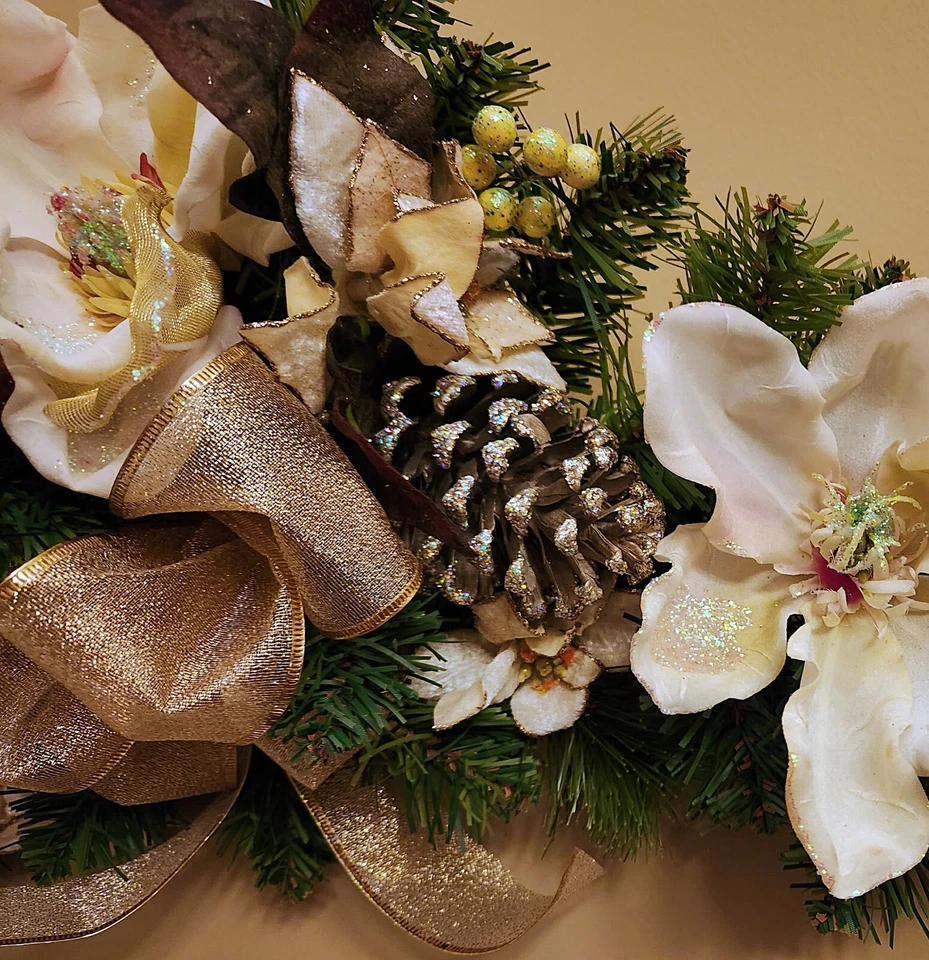 ELEGANTE BOTÍN DE NAVIDAD DORADO BRILLO CON MAGNOLIAS FLORES DE PASCUA Y PIÑAS FIESTAS Foto 2 de 4