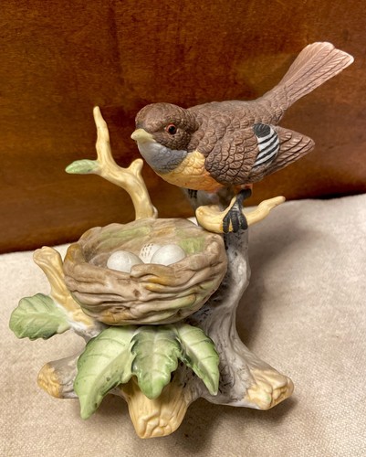 "Estatuilla de pájaro Royal Crown cerámica Wren/Gorrión con nido de 6"" firmada por J Byron" - Imagen 1 de 7