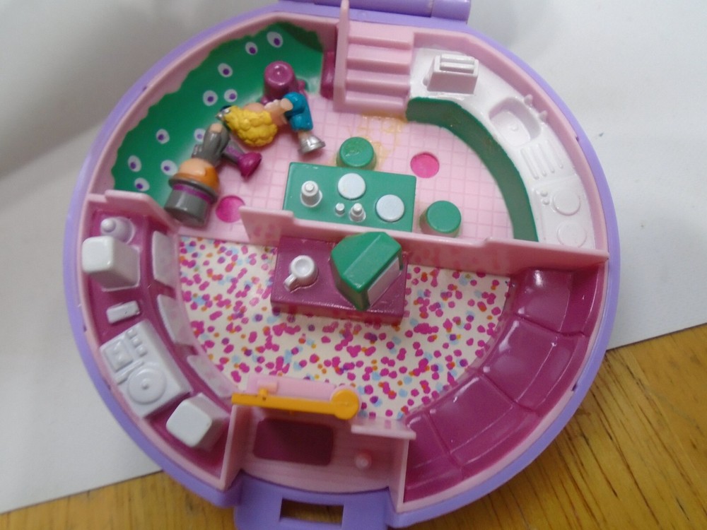 Polly Pocket Vintage Bluebird 1989 Polly's Flat Purple Compact with Two Figures
