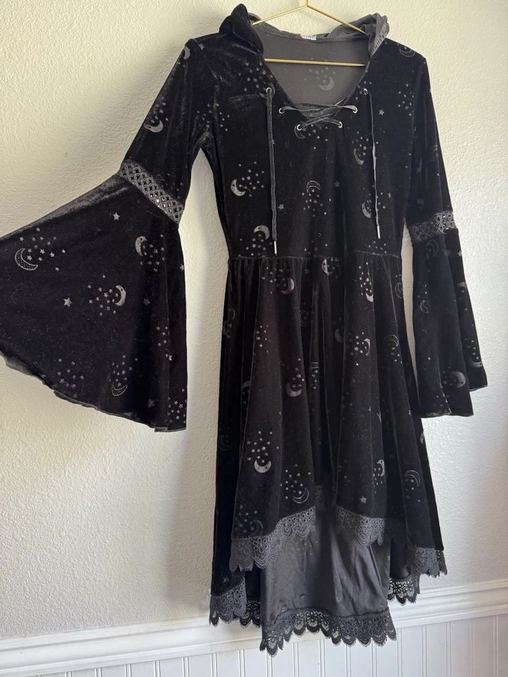 Vestido con Capucha Spirit Halloween Manga Campana Terciopelo Celestial Con Cordones Gótico Talla: S Foto 2 de 4