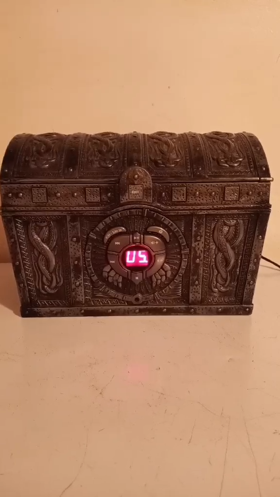 2004 Pirates of the Caribbean CD Player Boombox Heart Chest Davy