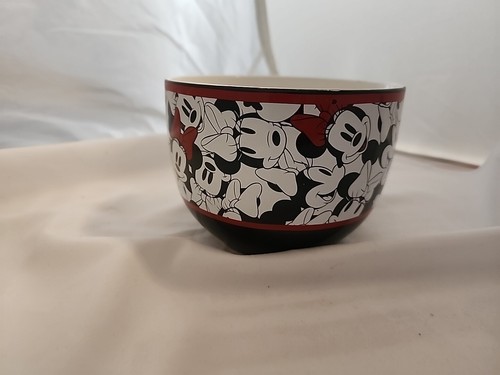 24oz. mug features the iconic Minnie Mouse design that will delight Disney fans