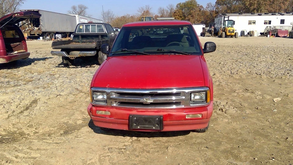 Radiator S10/S15/SONOMA TRUCK 94 95 96 97 98 99 00 01 02 03 FAST SHIPPING - Image 2 of 4