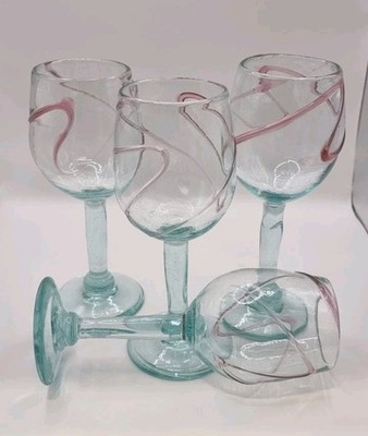 Mundgeblasenes Kunstglas Weinglas Set X4 blau getöntes Glas mit rosa Wirbel Vintage