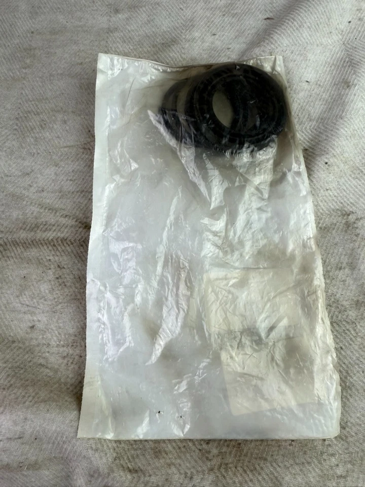 Disc Brake Caliper Repair Kit-GT Wearever 41242 fits; Chevy Colorado 2004-2008 - Image 2 of 3