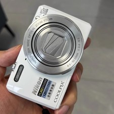 Nikon COOLPIX S7000 Digital Camera 16 MP 20x Optical Zoom with Accessories White