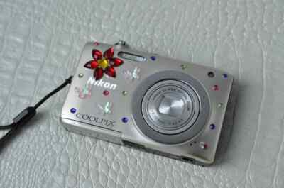 Nikon CoolPix S2600 14.0Mp Digital Compact Camera SILVER + SD Card