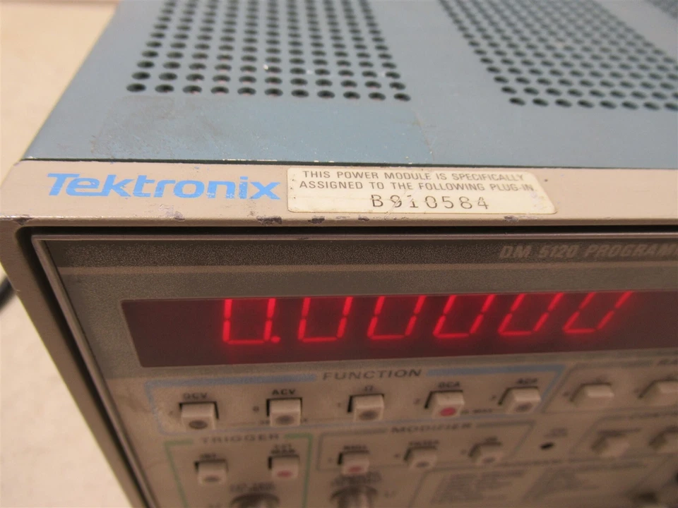 Multímetro digital programable Tektronix DM 5120 en chasis DM5520 portátil  Foto 2 de 4