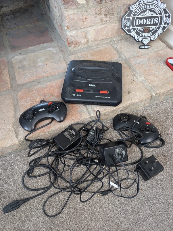 Retro Sega Mega Drive II Console PAL Version 2 Controllers Power Lead Vintage