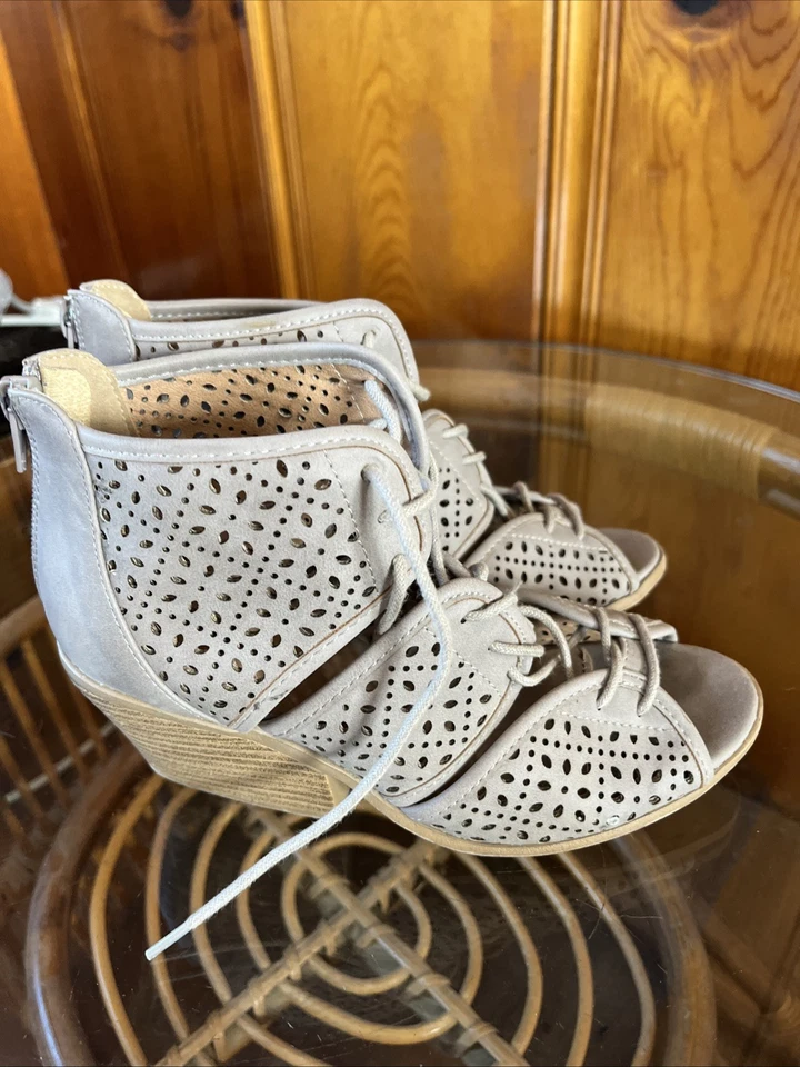 Sandálias anabela de couro bege Jeffrey Campbell com fecho de renda/zip tamanho 5,5 - Imagem 4 de 4