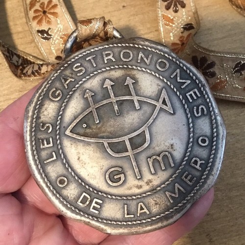 VINTAGE FOOD RESTAURANT MEDALLION MEDAL LES GASTRONOMES DE LA MER FRANCE - Picture 3 of 9