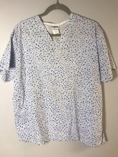 V Life Scrub Top Womens Large Blue with White Flowers Short Sleeve Pockets
