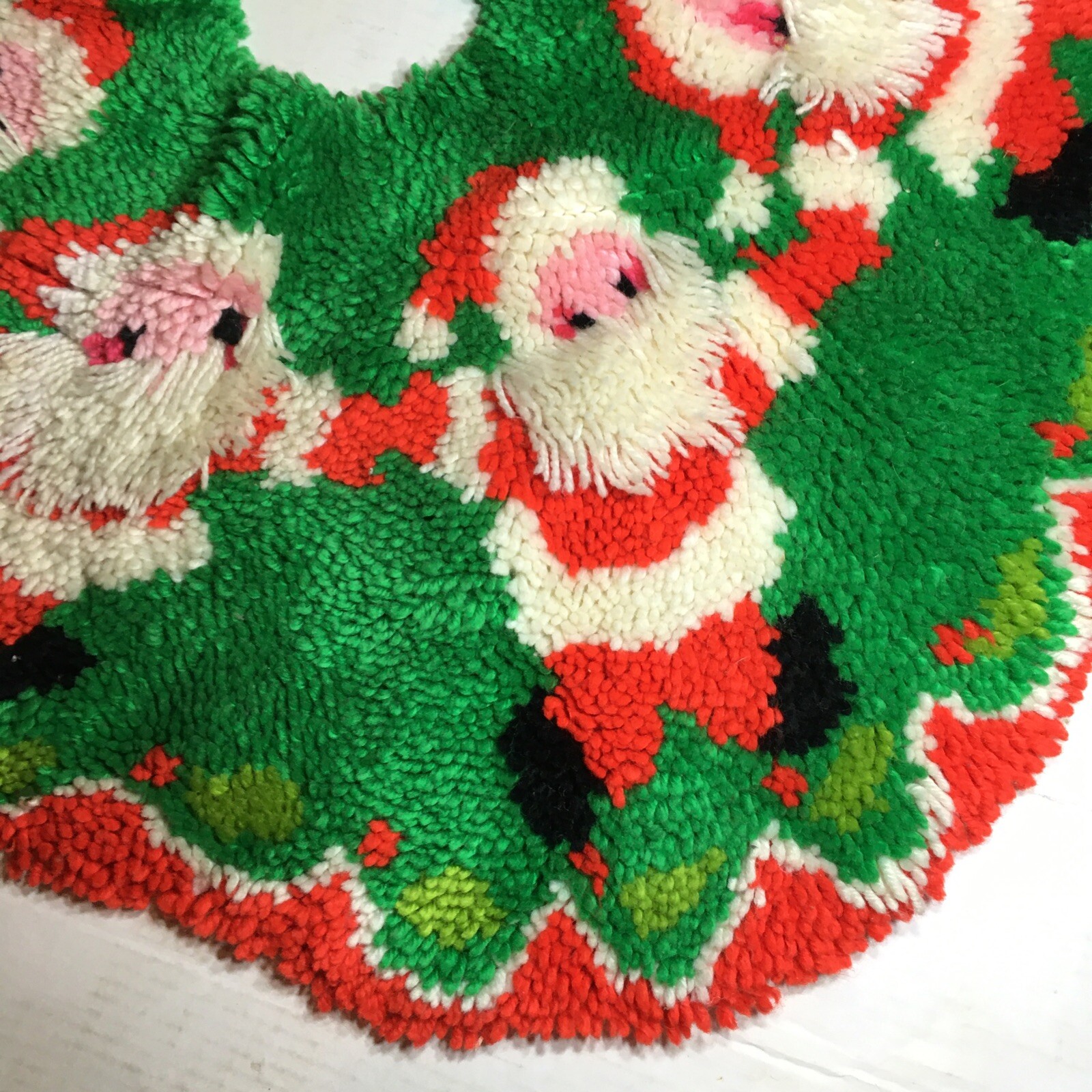 VINTAGE 31” HAND MADE LATCH HOOK CHRISTMAS TREE SKIRT GREEN, RED eBay