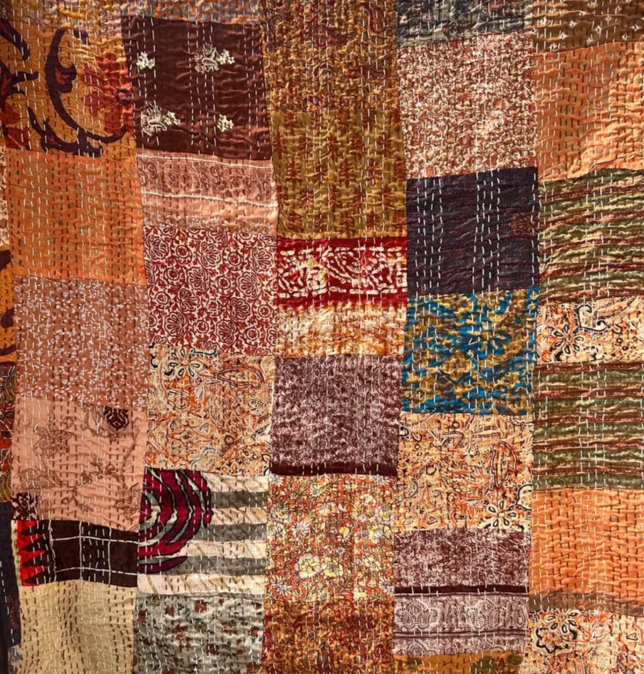Edredón Kantha marrón indio - Manta de seda con retazos hecha a mano tamaño king Foto 2 de 4