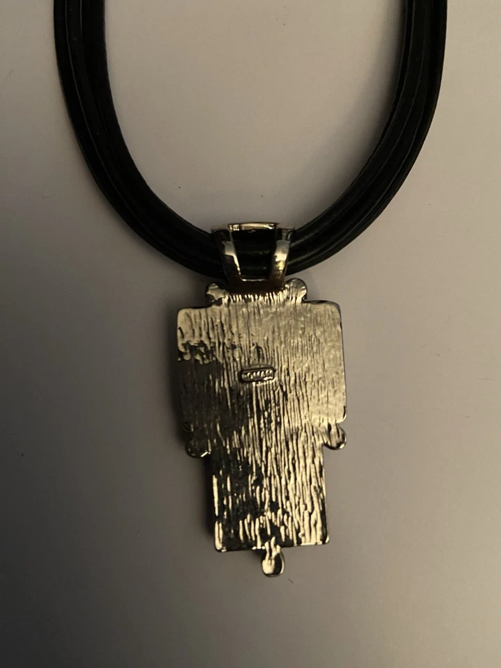 Colgante de vidrio rosa “romano” en cordón de cuero multihilo de 16”. Foto 2 de 3