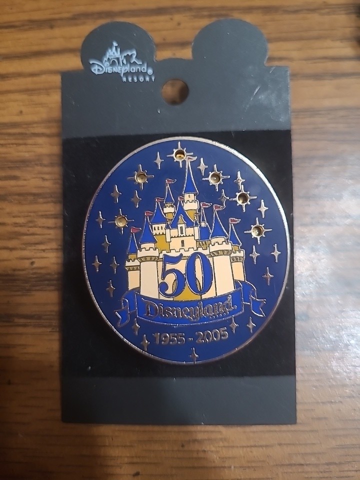 2005 DISNEYLAND 50TH ANNIVERSARY LIGHT UP CASTLE DISNEY LAPEL PIN TRADING WORKS